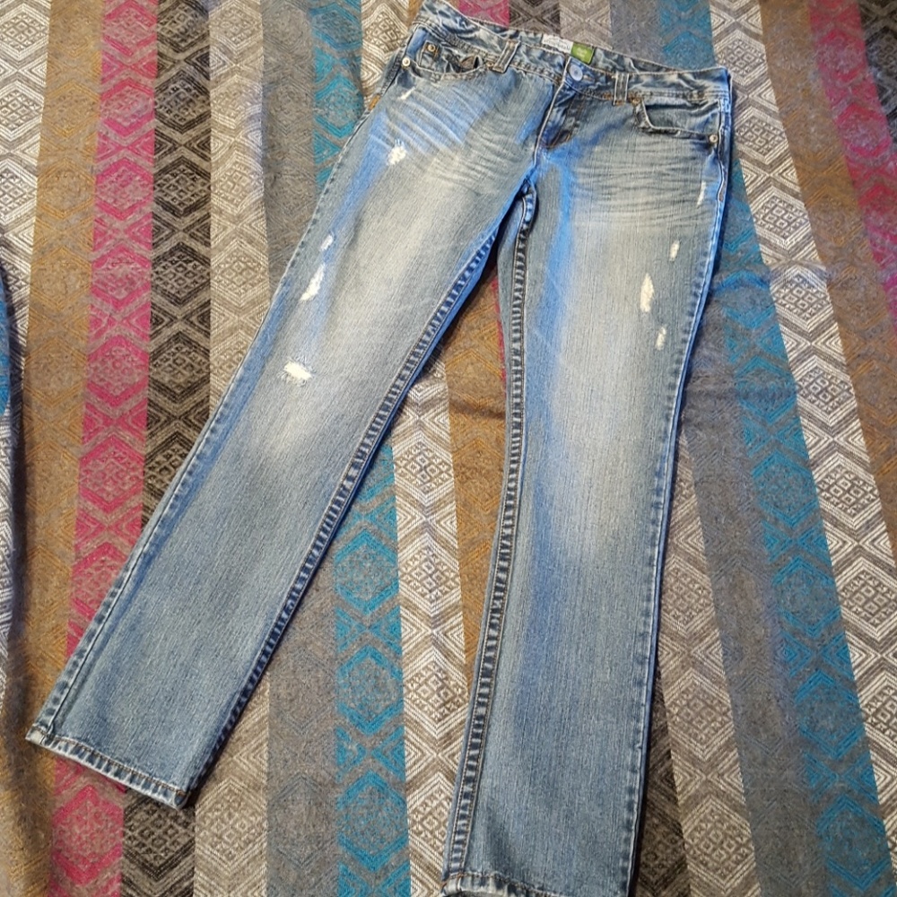 Aeropostale bayle distressed skinny jeans 11/12